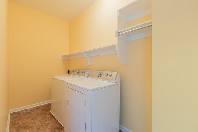 Building Photo - 745 Lacy Oak Dr