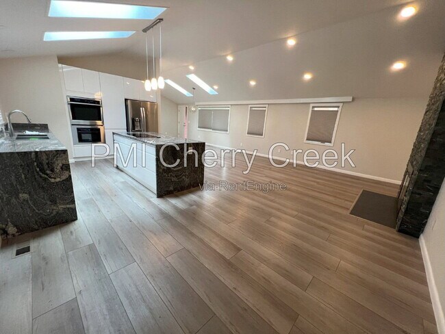 Foto del edificio - 3000 S Holly Pl