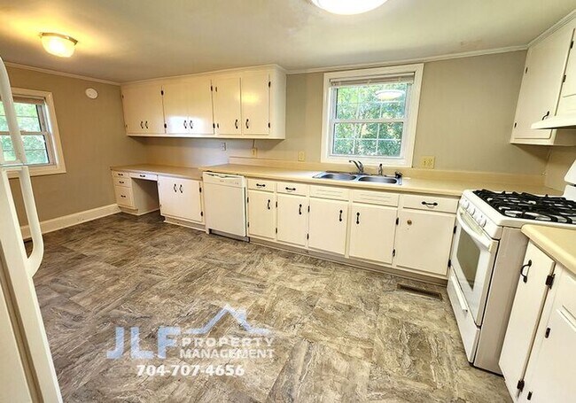 Building Photo - Cute 3Bed/2 Bath Ranch in Rockwell!