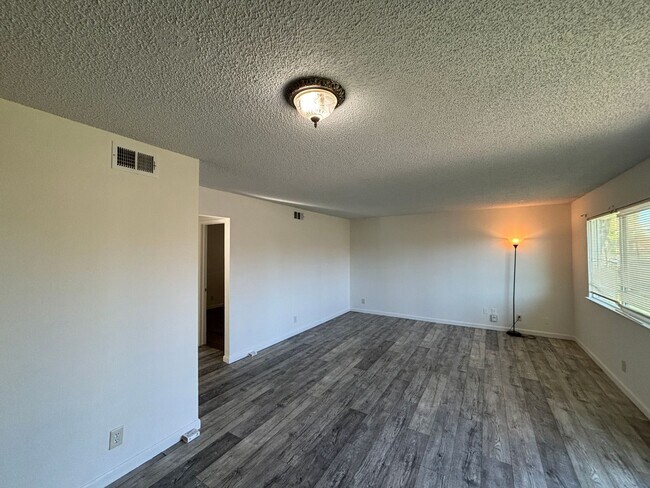 Foto del edificio - 7384 Franklin Blvd