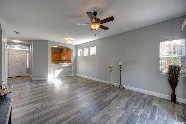 Foto del edificio - 638 Carstairs Ct