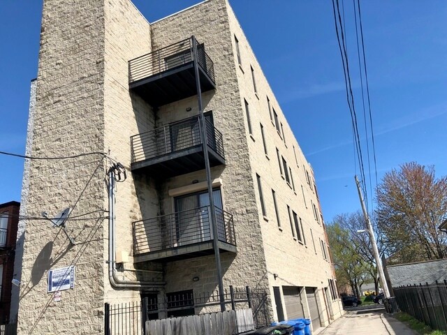 Building Photo - 2113 W Gladys Ave