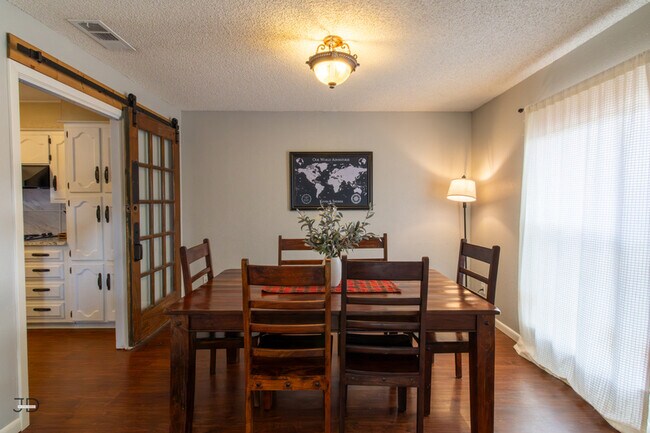 Foto del edificio - 5604 Greentree Ave