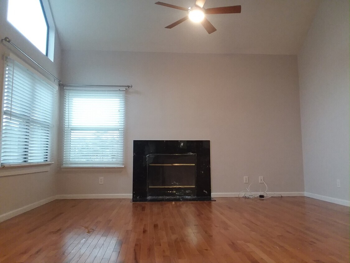 Primary Photo - Sunny & Spacious 2BR/ 2BA Condo in Silver ...