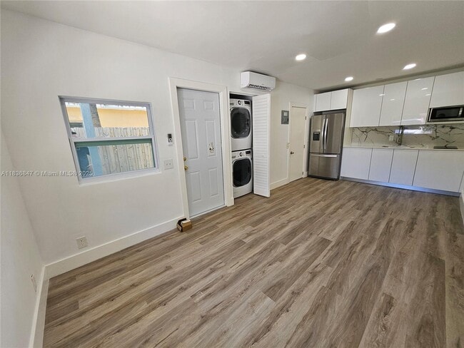 Building Photo - 913 Ortega Rd