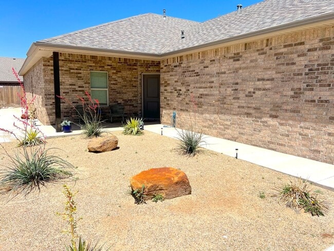 Building Photo - Amazing 3 Bedroom Townhome With 2 Car Garage