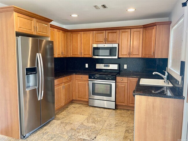 Building Photo - 66 Sagamore Hill Dr