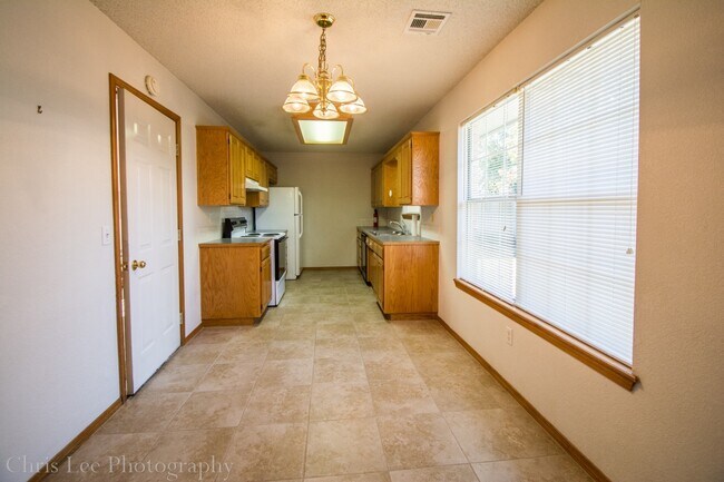 Foto del edificio - Very Well Kept 3BR/2BA home in Wedington Area! Great location, great yard! Ready for showings!