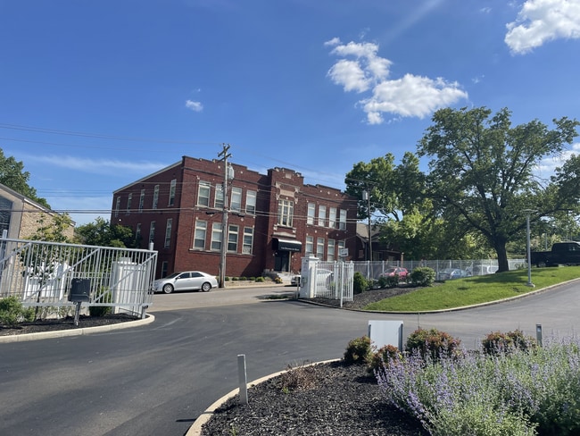 Building Photo - Manors on Main