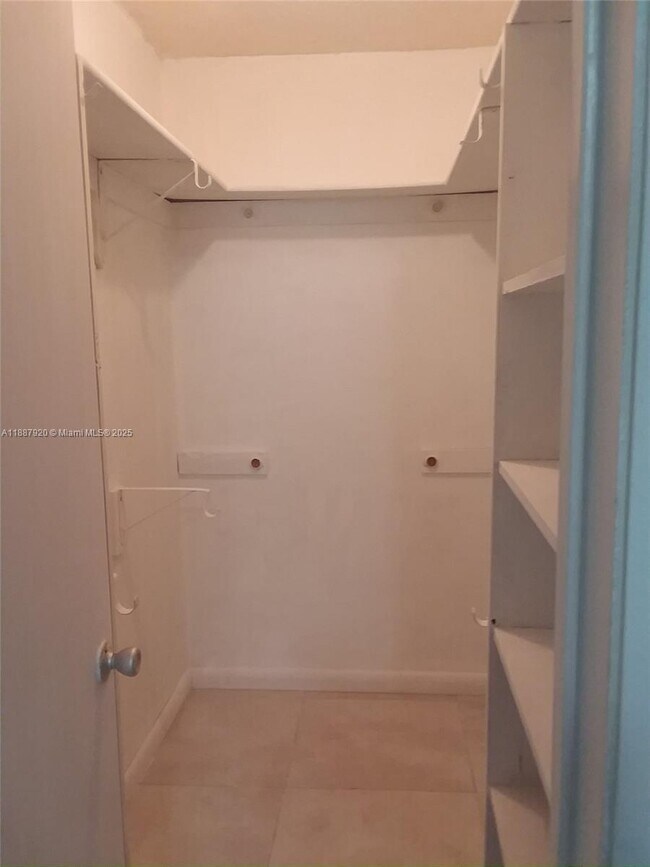 Foto del edificio - 1773 NE 146th St