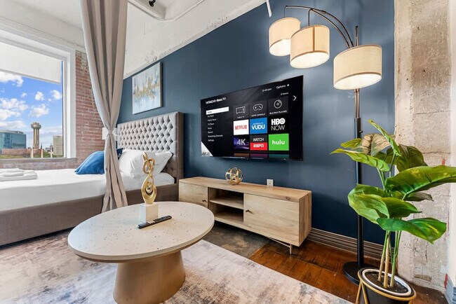 Building Photo - 555 Evergreen St