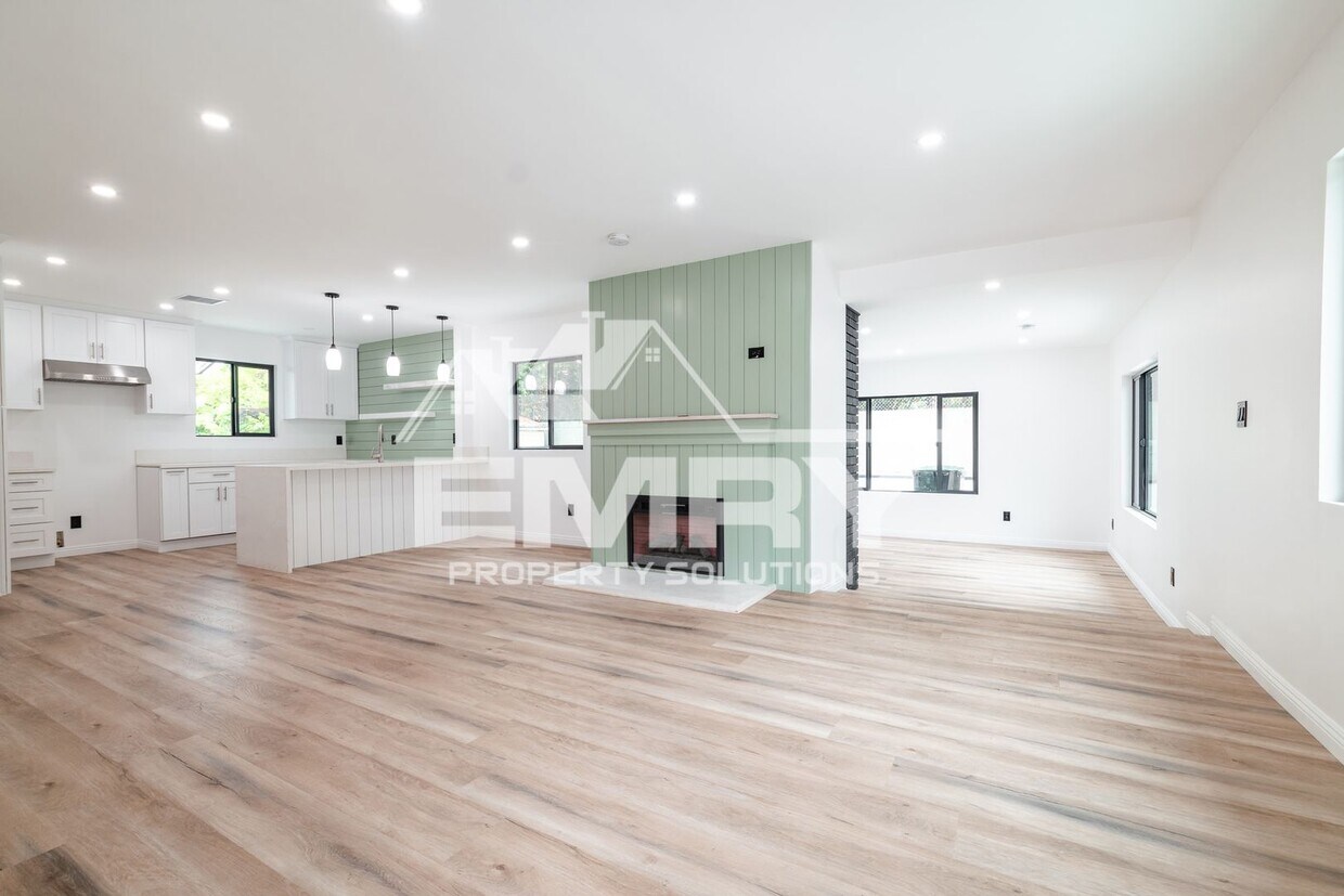 Primary Photo - Amazing Deal 3 Bed 2 Bath House 1/2 Month ...