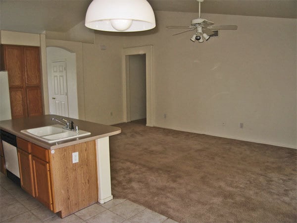 Building Photo - Great 4 bedroom 2 bathroom single level ho...