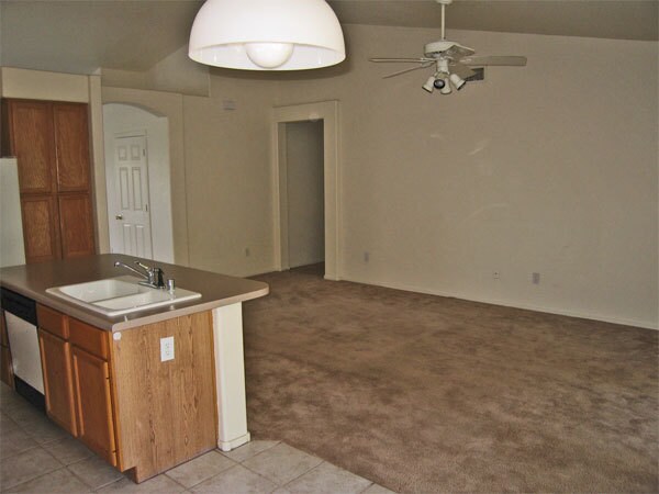 Foto del edificio - Great 4 bedroom 2 bathroom single level ho...