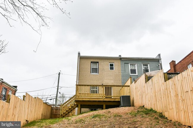 Building Photo - 707 Congress St SE