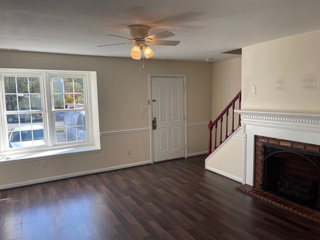 Building Photo - SOUTH STAFFORD TOWNHOME FOR RENT