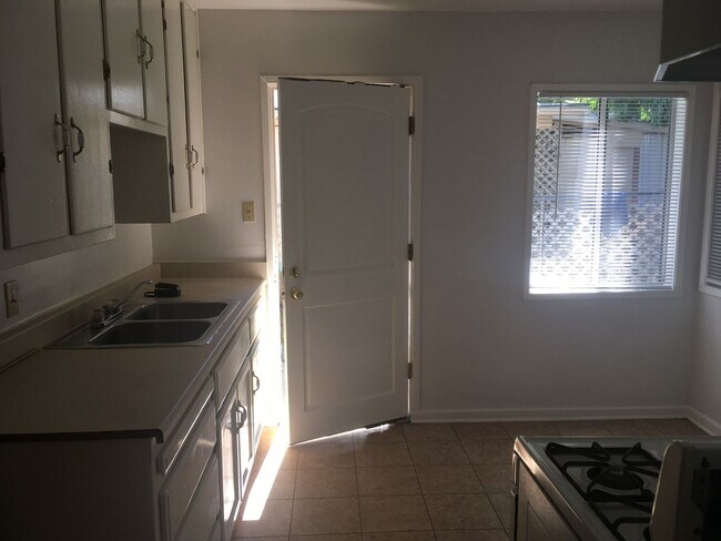 Foto del edificio - 2 Bedroom, 1 Bathroom Roseville Cottage for Lease.