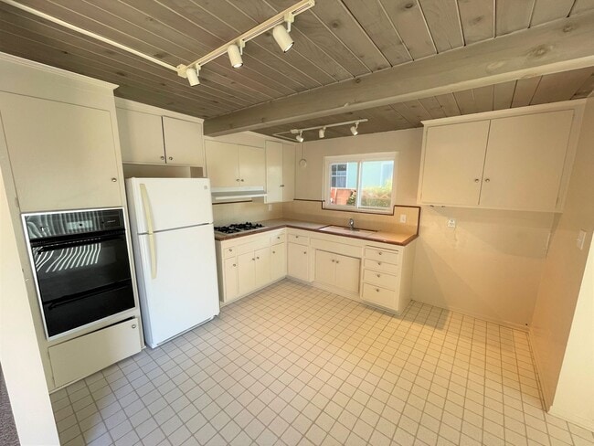 Building Photo - Adorable Pierpont Beach Home!!