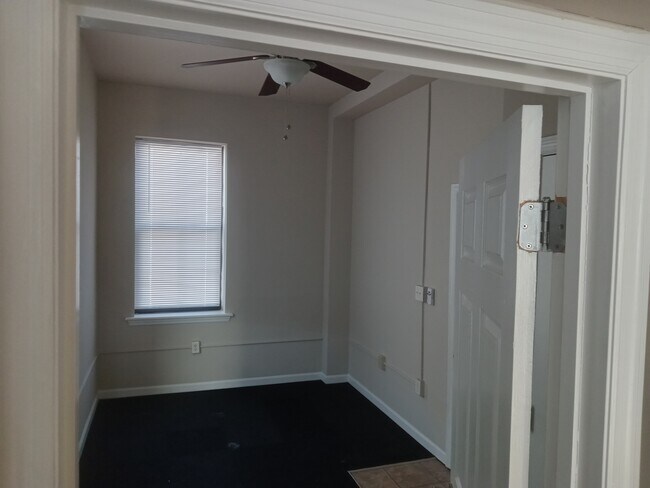 Foto del edificio - 229 W Steins St