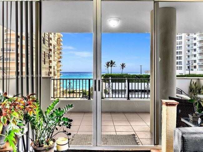 Foto del edificio - 6422 Collins Ave