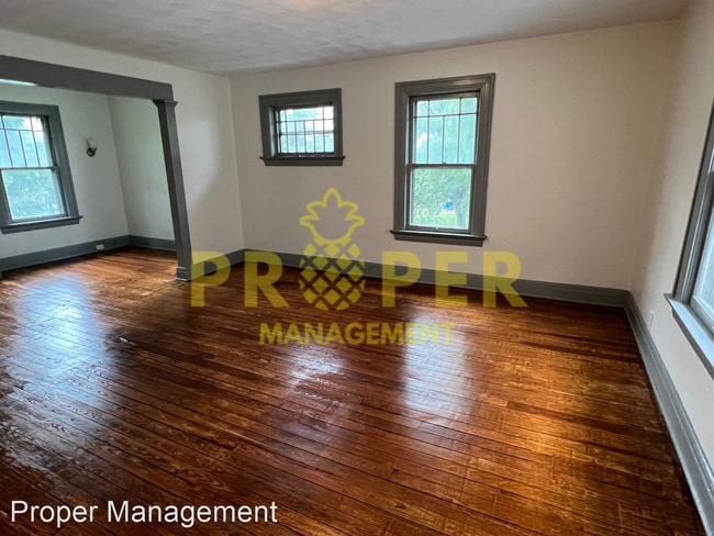 Building Photo - 3 br, 1 bath House - 827 Superior Ave