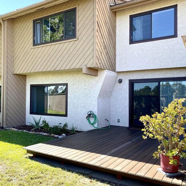 Foto del edificio - 6050 Henderson Dr