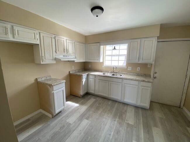Building Photo - 2206 Bancroft Street, Unit 2