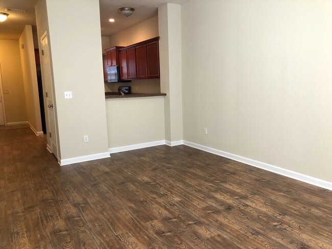 Building Photo - ***611 E Grove***