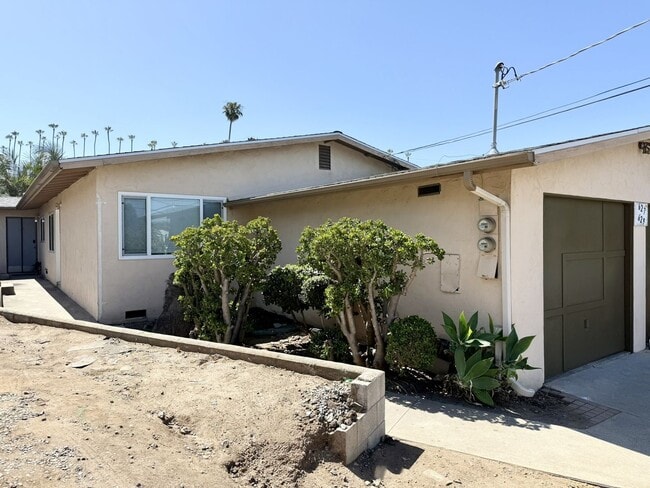 Building Photo - Single Level Duplex!