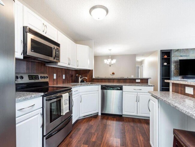 Foto del edificio - 7634 Wedgewood Way N