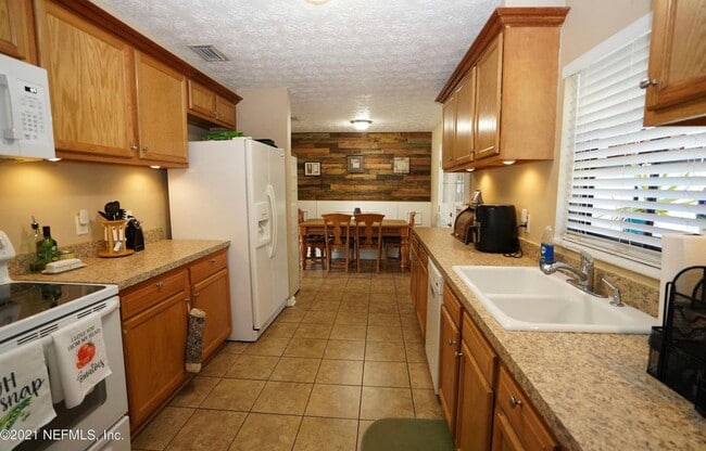 Foto del edificio - 8229 Frost St N