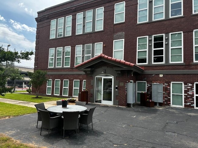 Foto del edificio - 1403 Corinth St