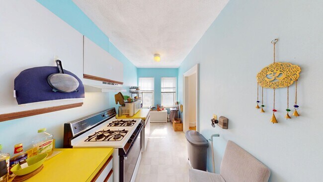 Building Photo - Brighton 1-Bed Near Cleveland Circle – NO ...