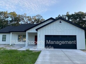 Building Photo - 2635 NE 37th Place Rd
