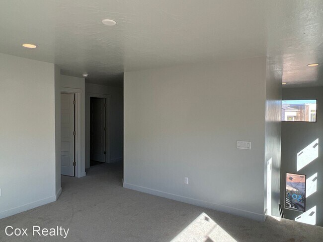 Building Photo - 4 br, 2.5 bath House - 4072 Phobos Ln