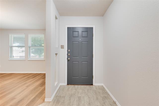 Foto del edificio - 9838 Tucker Ln