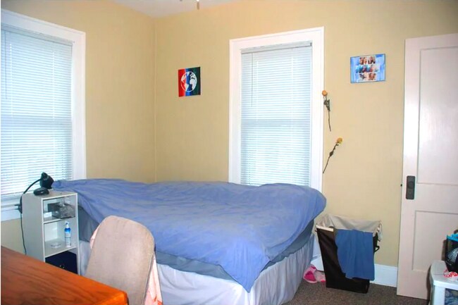 Building Photo - 2080 Roblyn Ave