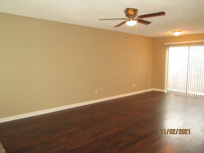 Building Photo - 413 Lakeway Dr