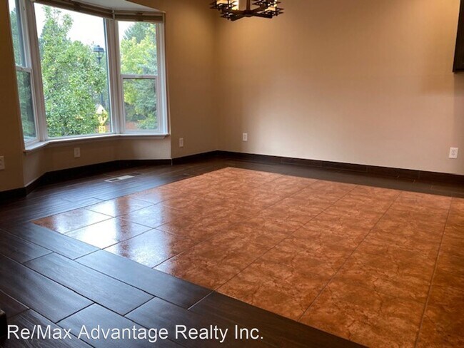 Foto del edificio - 3123 Broadmoor Valley Rd