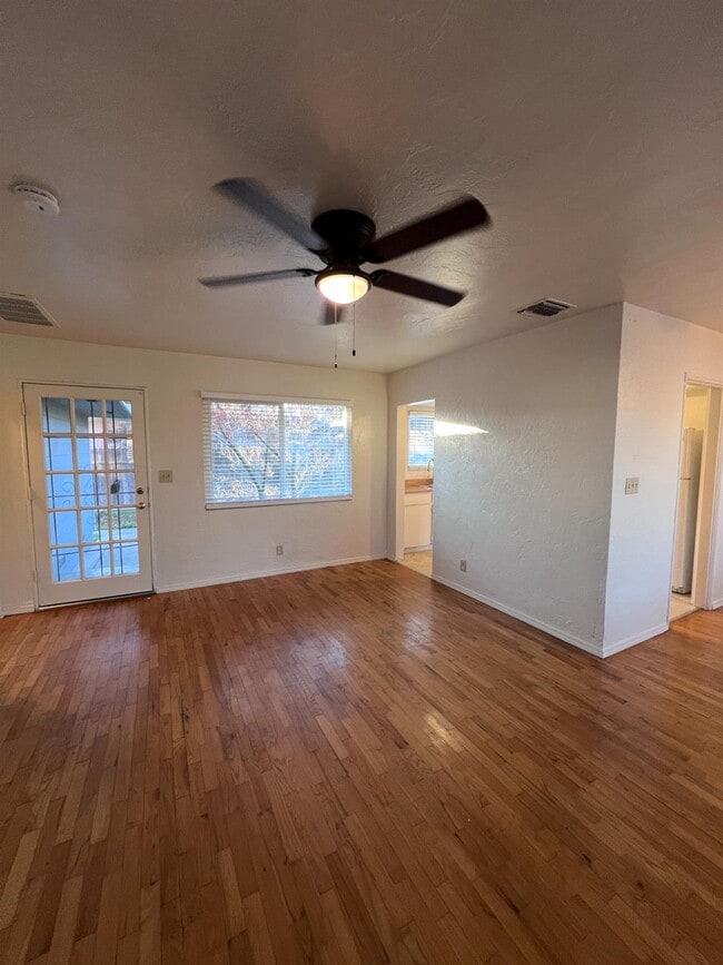 Foto del edificio - 737 E Shields Ave