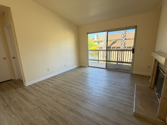 Foto del edificio - BEAUTIFULLY REFRESHED UPPER-LEVEL CONDO WITH GARAGE & RESORT-STYLE AMENITIES