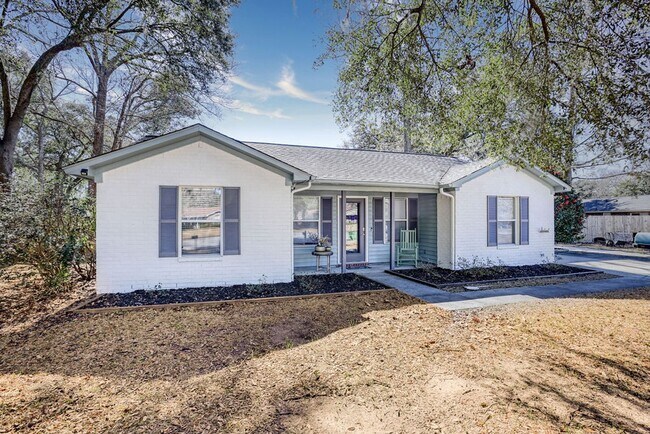 Building Photo - 3 BED | 3 BATH | POOLER | FURNISHED