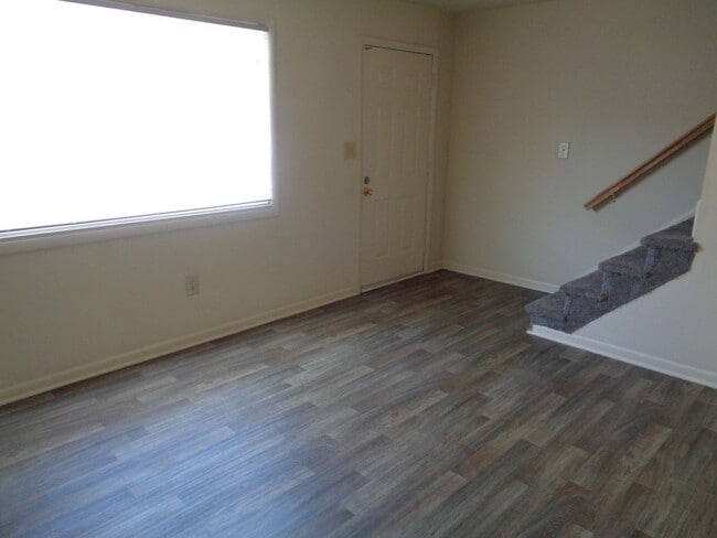 Building Photo - Townhouse Apartment in Convenient Kernersv...