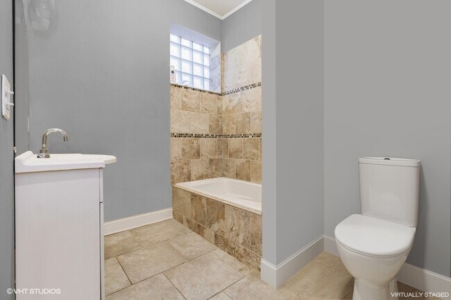 Ensuite Bathroom - 4928 S Saint Lawrence Ave