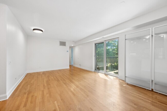 Building Photo - 2036 N Larrabee St