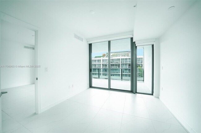 Building Photo - 9901 W Bay Harbor Dr