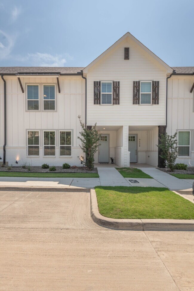 Building Photo - Dreamy Townhome!