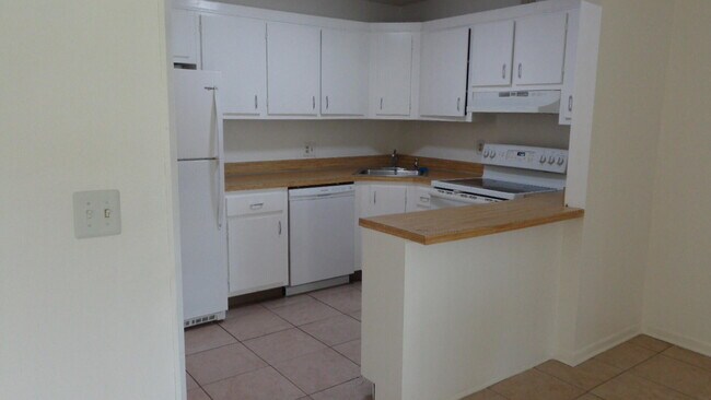 Building Photo - 5883 La Paseos Dr