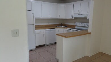 Building Photo - 5883 La Paseos Dr