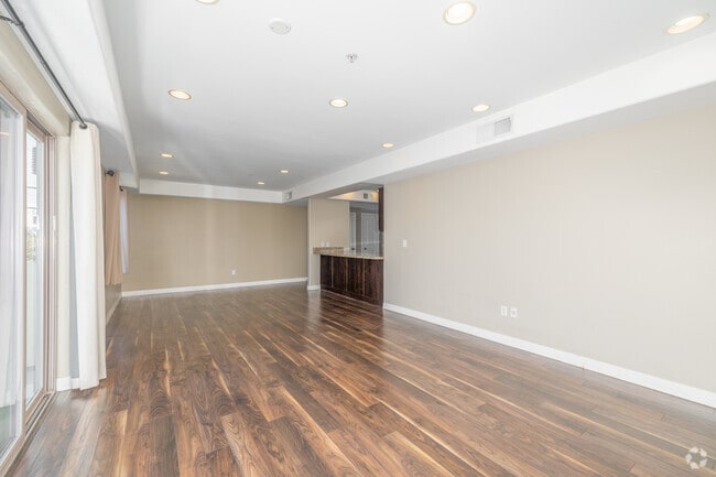 2 habitaciones, 2.5 baños - 1300 pies cuadrados - Sala de estar - Holt Townhomes